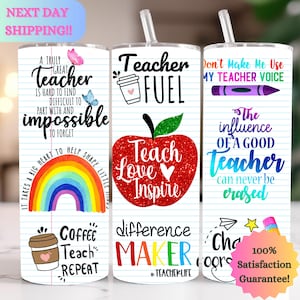 Könnte beinhalten: Drei weiße Becher mit bunten Designs und Texten rund um Lehrer. Der erste Becher hat einen Regenbogen, eine Kaffeetasse und den Text "Ein wirklich großartiger Lehrer ist schwer zu finden, schwer zu verlassen und unmöglich zu vergessen. Es braucht ein großes Herz, um kleine Köpfe zu formen. Kaffee, Lehren, Wiederholen". Der zweite Becher hat einen roten Apfel mit grünen Blättern, eine Kaffeetasse und den Text "Lehrer-Treibstoff, Liebe lehren Inspirieren, Unterschiedmacher #teacherlife". Der dritte Becher hat einen Buntstift, einen Stern und den Text "Lass mich nicht meine Lehrer-Stimme benutzen. Der Einfluss eines guten Lehrers kann nie ausgelöscht werden. Wähle deine Worte".