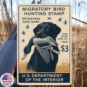 Op de afbeelding: Een rechthoekig metalen bord met een zwarte Labrador retriever die een eend vasthoudt. Het bord toont de tekst "MIGRATORY BIRD HUNTING STAMP" en "U.S. DEPARTMENT OF THE INTERIOR". Het bevat ook "RETRIEVERS SAVE GAME" en "VOID AFTER JUNE 30. 1960. $3."