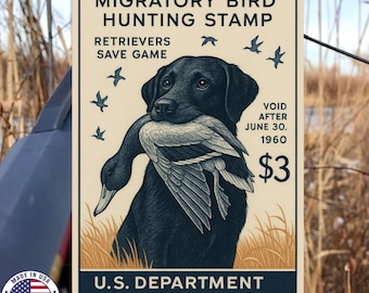 Może przedstawiać: Prostokątny metalowy znak z czarnym labradorem trzymającym kaczkę. Znak zawiera tekst "MIGRATORY BIRD HUNTING STAMP" i "U.S. DEPARTMENT OF THE INTERIOR". Zawiera również "RETRIEVERS SAVE GAME" i "VOID AFTER JUNE 30. 1960. $3."