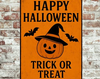Może przedstawiać: Pomarańczowy metalowy znak z czarnymi napisami "HAPPY HALLOWEEN" i "TRICK OR TREAT". Uśmiechnięta dynia w kapeluszu czarownicy znajduje się pośrodku, z dwoma nietoperzami po bokach. Znak ma postarzany wygląd.