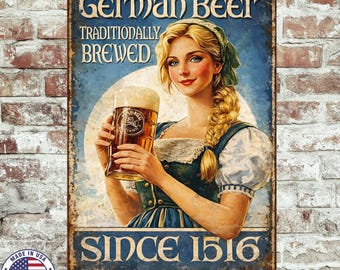 Może przedstawiać: Winylowy znak metalowy z napisem "German Beer" i "Traditionally Brewed" nad ilustracją kobiety trzymającej kufel piwa. Znak zawiera również napis "Since 1516" i ma emblemat "Made in USA".