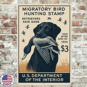 Op de afbeelding: Een vintage metalen bord met een zwarte Labrador retriever die een eend in zijn bek draagt. Het bord leest "MIGRATORY BIRD HUNTING STAMP" en "U.S. DEPARTMENT OF THE INTERIOR". Het bord heeft een cr&egrave;mekleurige achtergrond met zwarte en blauwe tekst en een kleine Amerikaanse vlag.