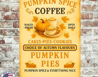 Puede incluir: Un letrero metálico rectangular con un diseño vintage. El letrero presenta el texto "PUMPKIN SPICE COFFEE" y "PUMPKIN PIES". Incluye ilustraciones de una calabaza, café y tarta. El letrero también tiene el texto "BAKED - FRESH", "OPEN DAILY" y "CHOICE OF AUTUMN FLAVOURS".