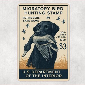 Op de afbeelding: Vintage metalen bord met een zwarte Labrador Retriever die een eend vasthoudt. Het bord toont de tekst "MIGRATORY BIRD HUNTING STAMP" en "U.S. DEPARTMENT OF THE INTERIOR." Bevat tekst: "VOID AFTER JUNE 30. 1960" en "$3."