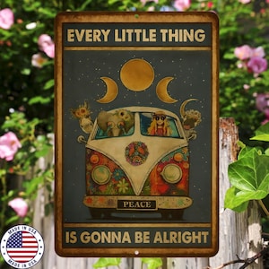 Op de afbeelding: Vintage metalen bord met een illustratie van een retro busje. Het busje heeft een vredesteken en is gevuld met grillige figuren. De tekst "EVERY LITTLE THING IS GONNA BE ALRIGHT" staat op een donkerblauwe achtergrond.
