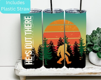 Big Foot Tumbler 20 Unzen | “Er ist da draußen” Sasquatch Tasse | Camping Wandern Outdoor Skinny Becher mit Strohhalm | Geschenk für Cryptid Liebhaber