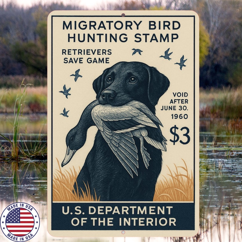 Op de afbeelding: Een vintage metalen bord met een zwarte Labrador retriever die een eend draagt. Het bord luidt "Migratory Bird Hunting Stamp" en bevat tekst over retrievers en het Amerikaanse ministerie van Binnenlandse Zaken. De achtergrond van het bord is cr&egrave;mekleurig.