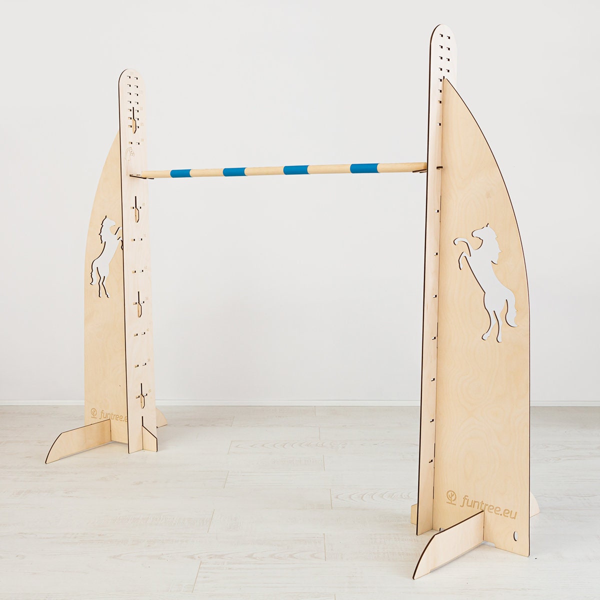 Obstacle en bois rouge pour hobby horsing - Hobby Horse Land