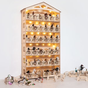 Jouet d&#39;écurie murale pour chevaux avec 36 stalles, grange en bois avec éclairage, écurie à seuil + accessoires : clôtures, obstacles, cavaletti, porte-selle