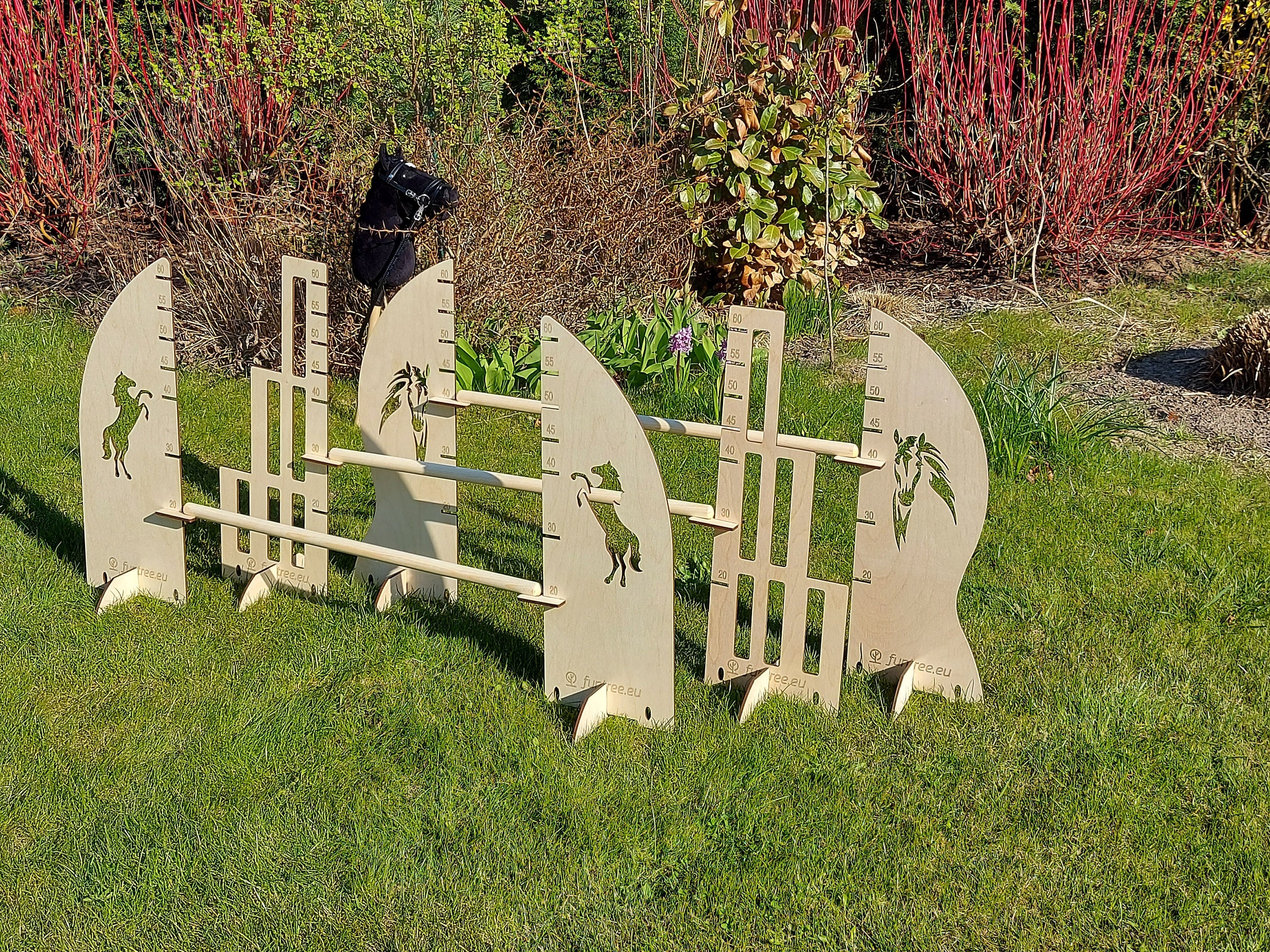 Jamso Design Cavaletti avec Motif de Mur | Obstacle de Saut pour Hobby Horsing et Chevaux bâtons | 4 hauteurs | Accessoire pour Jeu d'équitation, Cheval bâton, Hobby Horsing, Parcours équestre