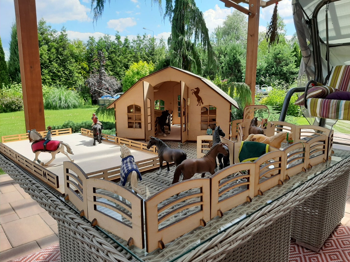 Der Zauber des Landlebens: Entdecke die Schleich Holz Pferdestall-Welt mit kostenlosen Ausmalbildern!