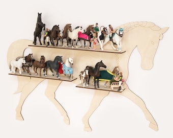Puede incluir: Estantería de madera con forma de caballo con dos estantes, que muestra una colección de figuritas de caballos en miniatura y jinetes. Las figuritas están en varias poses y colores, incluyendo marrón, negro, blanco y gris.