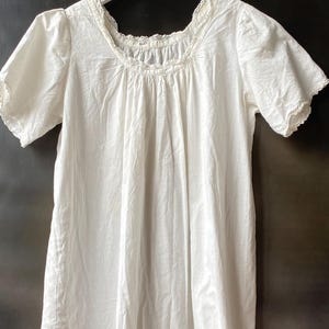 Chemise de nuit édouardienne ancienne en coton blanc à manches courtes, bordure en dentelle, état de propreté VG, lin irlandais, taille Large