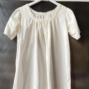 Chemise de nuit ancienne édouardienne longue en coton blanc à manches courtes, bordure en dentelle et ruban, état de propreté VG, lin irlandais, taille Large