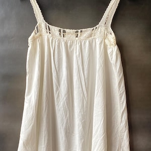 Nuisette ancienne de style édouardien, coton blanc, sans manches, épaules et décolleté en dentelle crocheté à la main, bon état de nettoyage, grande
