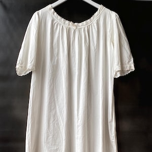 Chemise de nuit ancienne édouardienne longue en coton blanc avec demi-manches, bordure en dentelle et ruban, état de propreté VG, lin irlandais, taille Large