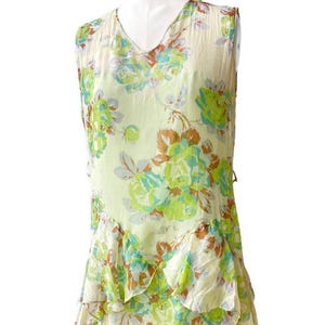 Robe longue sans manches en mousseline de soie à fleurs vertes des années 1920/30 avec veste cache-cœur, jupe taille basse à volants, robe nuisette, Excellent état
