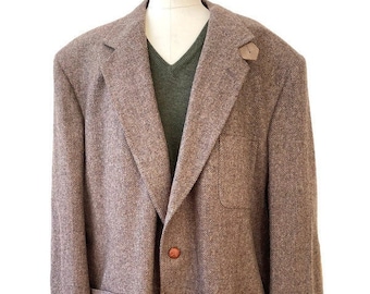 1970'S Men's wool sports coat with suede elbow patches and leather buttons by Hunt Club size 48L, Brown tweed weave, very good condition