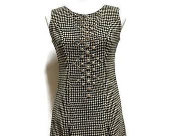MOD 1960er Kleid von Honeycomb schwarz und beige Fischgrät mit Metall-Nieten-Verzierungen, Moderne Größe Klein
