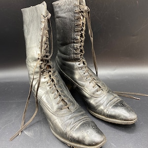 Antique Ladies boots black leather lace up stacked heel, Fair condition wearable