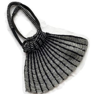 Außergewöhnliche Abendtasche mit Glasmikroperle in Silber und Schwarz, perfekt für eine Art Deco Hochzeit oder Flapper Kostüm