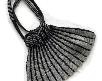 Außergewöhnliche Abendtasche mit Glasmikroperle in Silber und Schwarz, perfekt für eine Art Deco Hochzeit oder Flapper Kostüm
