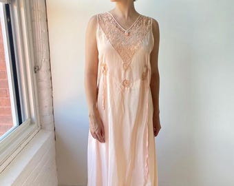 Vestido lencero de seda francesa, raro de los años 20, lencería color crudo con encaje de filete y rosa con cintas, talla M/L, VGDcd, glamour de Hollywood.