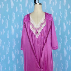 1970’s Vanity Fair robe and nightgown in pink and white lace nylon, Modern Large made in America, vintage lingerie
