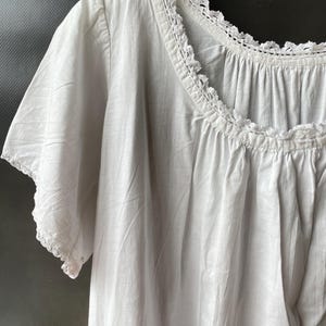 Chemise de nuit ancienne édouardienne longue en coton blanc à manches courtes, bordure en dentelle, état de propreté passable, lin irlandais, taille Large