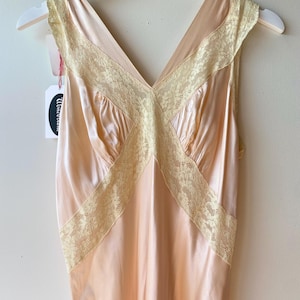 1930&#39;s light Peach long silk satin slip, ecru lace, VOLUP size M-XL, antique lingerie, nightgown, Old Hollywood Glam, Very good condition