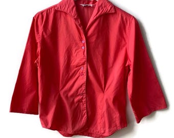 Blus från 1950-talet, korallröd bomull, 3/4-ärm, Kerrybrooke Sears Roebuck, tillverkad i USA, i gott skick, modern medium