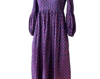 Jaren 70 doet Peasant midi-jurk jaren 1860, prairiecottage kernstijl in blauwe en rode chintz-bloemenprint, halve lopermouwen