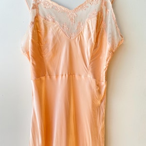 1940&#39;s satin slip light Peach Corette Rayon, lace trim, Modern size XS/SM, antique lingerie, nightgown, Old Hollywood Glam, VGCond