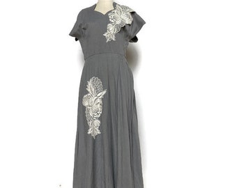 Vintage 1940's dress gray linen with white overlay lace appliqués, very Good condition, size small