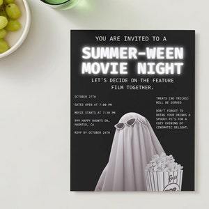 Op de afbeelding: Een zwart-witte uitnodiging voor een Summer-Ween Movie Night. De uitnodiging toont een spook met een zonnebril dat een emmer popcorn vasthoudt. De tekst op de uitnodiging luidt: "Je bent uitgenodigd voor een Summer-Ween Movie Night. Laten we samen beslissen welke film we gaan kijken. 27 oktober. Deuren open om 19:00 uur. Film start om 19:30 uur. 999 Happy Haunts Dr, Haunted, CA. RSVP voor 24 oktober. Traktaties (geen trucs) worden geserveerd. Vergeet niet om je drankjes en je spookachtige pyjama's mee te nemen voor een gezellige filmavond."