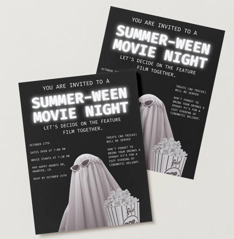 Op de afbeelding: Een zwart-witte uitnodiging voor een zomer-Halloween-filmnacht. De uitnodiging toont een spook met een zonnebril dat een emmer popcorn vasthoudt. De tekst luidt "Je bent uitgenodigd voor een zomer-Halloween-filmnacht. Laten we samen beslissen welke film we gaan kijken." De uitnodiging bevat ook details over het evenement, zoals de datum, tijd en locatie.