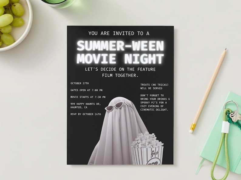 Op de afbeelding: Een zwart-witte uitnodiging voor een Summer-Ween Movie Night. De uitnodiging toont een spook met een zonnebril dat een emmer popcorn vasthoudt. De tekst op de uitnodiging luidt: "Je bent uitgenodigd voor een Summer-Ween Movie Night. Laten we samen beslissen welke film we gaan kijken. 27 oktober. Deuren open om 19:00 uur. Film start om 19:30 uur. 999 Happy Haunts Dr, Haunted, CA. RSVP voor 24 oktober. Traktaties (geen trucs) worden geserveerd. Vergeet niet om je drankjes en je spookachtige pyjama's mee te nemen voor een gezellige filmavond."