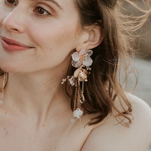 MENINA // Conjunto de peruca e brincos florais Boho, conjunto de acessórios florais para noiva, touca de noiva com flores, brincos de noiva exclusivos