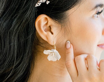 SENNA // White Flower Wedding Earrings, Porcelain floral Bride Small Earrings, Wedding flower earrings, Garden party earrings, bridesmaid