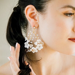 KALISIA // Flower Wedding Earrings, Long floral Bride Earrings, Bridal Statement Earrings, Wedding flower earrings, Garden party earrings