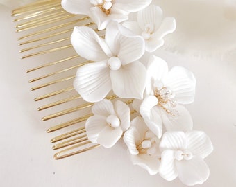 CELENA// White Boho floral hair comb, FLOWER gold pearl comb, bride hair accessory, boho bride headpiece, spring bride hair accessory