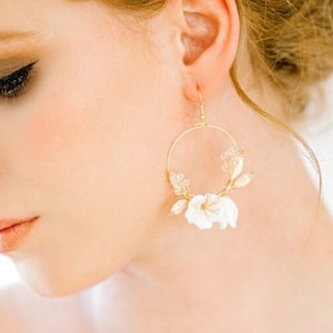 RAYNE // Pendientes de aro de boda con flores de porcelana, pendientes de aro florales bohemios para novia, pendientes únicos de declaración boho para fiesta en el jardín con flores de boda