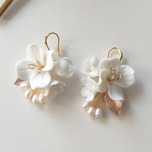 SOFINA // White Pearl Flower Wedding Earrings, floral Bride Earrings, Spring bride Earrings, Wedding flower earrings, Garden party earrings