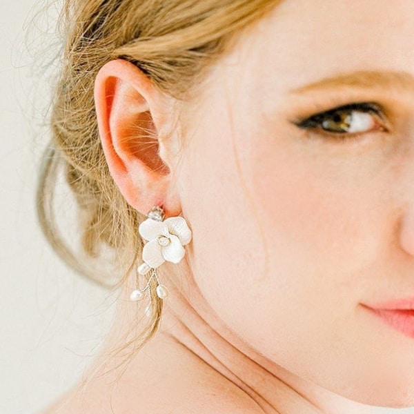 FILIA // White Flower Wedding Earrings, floral Bride Earrings, Bridal Statement Earrings, Wedding flower earrings, Garden party earrings