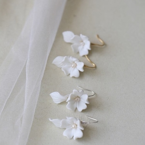 AISLYN // White Flower Pearl Wedding Earrings, Freshwater Pearl floral Bride Earrings, Bridal Statement Wedding flower Garden party earrings