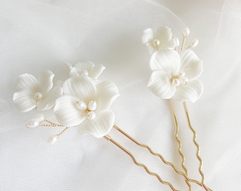 MARNIE // Freshwater Pearl Porcelain floral gold hair pins,Pearl boho  gold pearl hair pin,bride hair accessory,garden floral bridal wedding