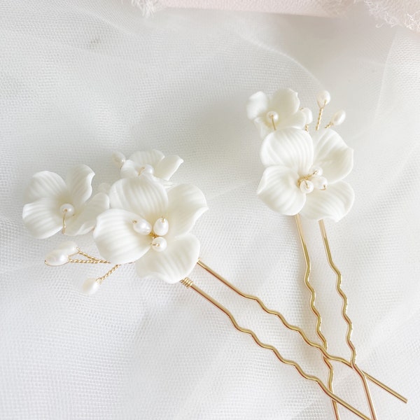 MARNIE // Freshwater Pearl Porcelain floral gold hair pins,Pearl boho  gold pearl hair pin,bride hair accessory,garden floral bridal wedding