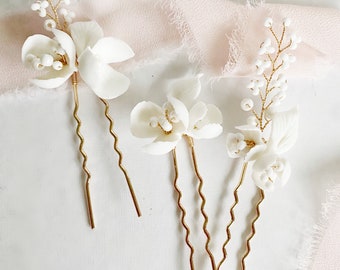 MELVIA // White Boho floral hair pins, FLOWER gold pins comb, bride hair accessory, boho bride headpiece, spring bride hair accessory