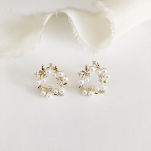 GRACIE // Gold Circle Pearl Wreath Stud Earrings,Bridal pearl gold Earrings,bridesmaid stud Earrings,spring earrings,spring wedding earrings 画像 3