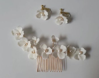 NANETTE // White floral pearl hair comb,Flower pearl comb, bride hair accessory, boho bride headpiece, spring bride hair accessory